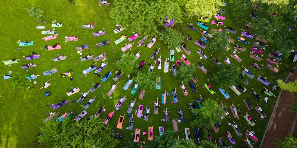 Overhead-Ansicht von Menschen, die im Park Yoga machen