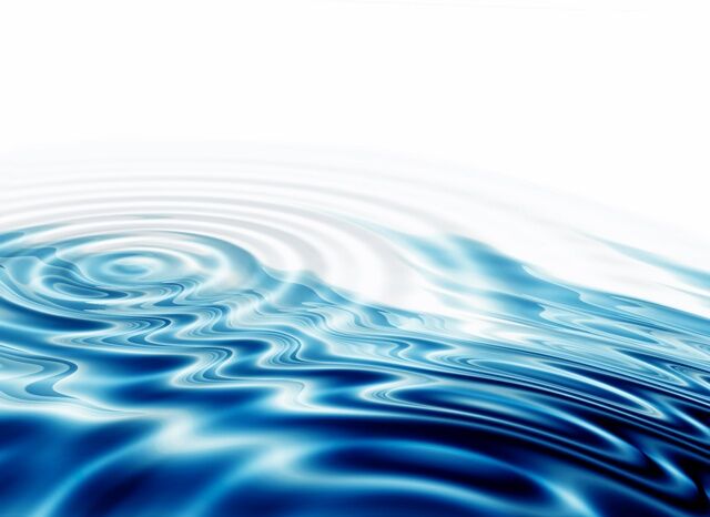 blaue Wasseroberfläche kleine ringförmige Wellen breiten sich aus