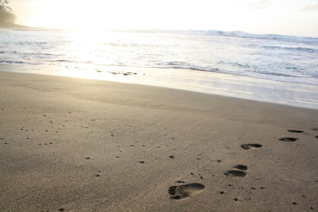 Strand Meer Fußspuren im Sand Gegenlicht